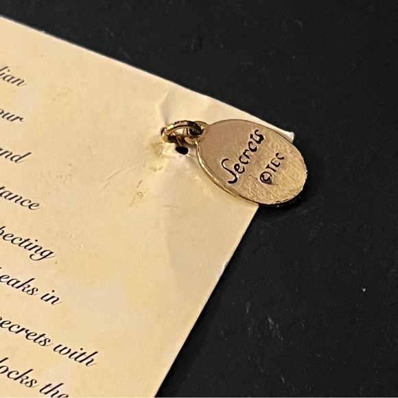 Christiana Guardian of Secrets Sculpted Pendant The Charming Angels Collection - Picture 6 of 10